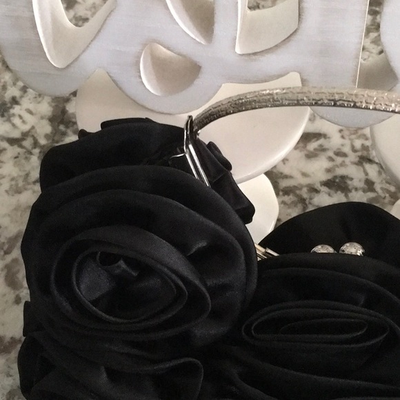 Cute Evening purse w/black satin rosettes🌹likenew - Picture 5 of 6